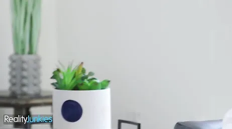 Tú eres el jovencito que me va a follar el coño delante de mi marido? muy bien !!