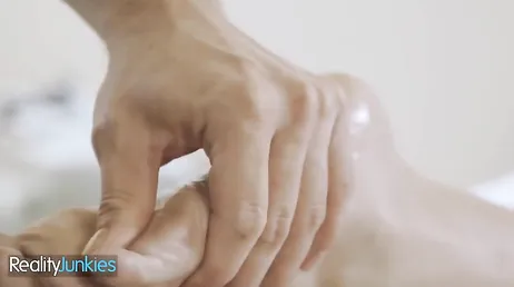 Todas las tías que van a un masajista está así de buenas ..? menuda hembra !!