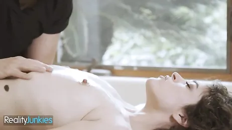 Todas las tías que van a un masajista está así de buenas ..? menuda hembra !!