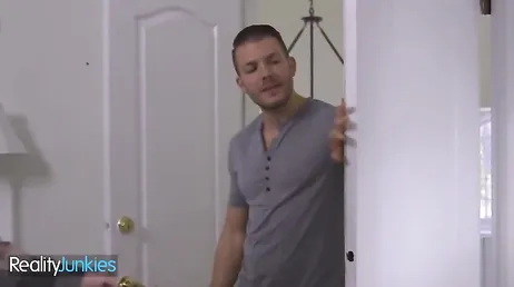 Mujer recien separada tiene sexo con un joven que la pone patas arriba