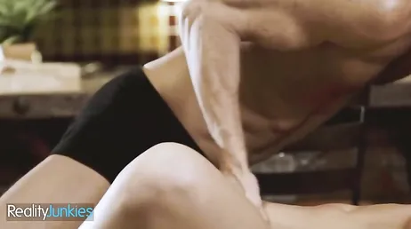 Le doy un masaje a mi cuñado y parece que le ha gustado bastante ...