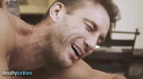 Le doy un masaje a mi cuñado y parece que le ha gustado bastante ...