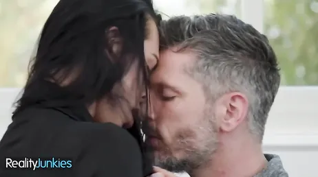 Llevo meses queriéndole comerle el culo a la mejor amiga de mi mujer