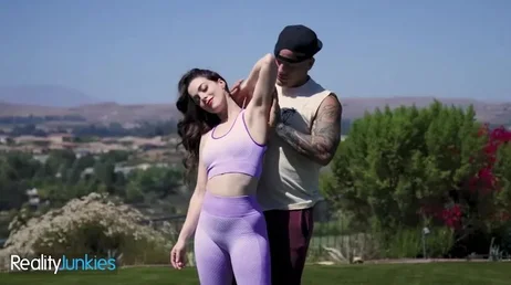 Sabía que mamá acabaría follando con su monitor del gimnasio .. !!