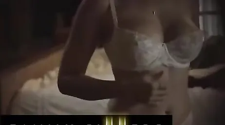 Antes de irse a la cama a esta mamá la tienen que comer el coño si o si