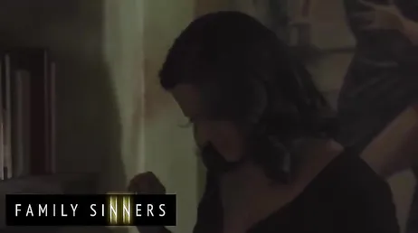 Antes de irse a la cama a esta mamá la tienen que comer el coño si o si