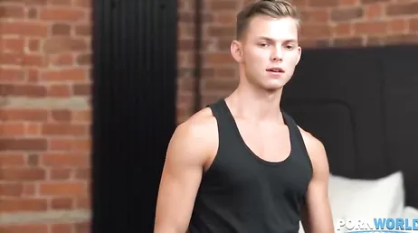 Mientras llega mi chico yo me voy follando a mi vecino, que zorra soy !!