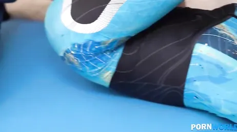 Mientras llega mi chico yo me voy follando a mi vecino, que zorra soy !!