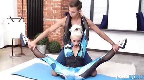 Mientras llega mi chico yo me voy follando a mi vecino, que zorra soy !!