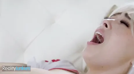 La enfermera tiene las tetas muy caidas .., pero me la follaría igual la verdad