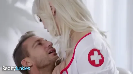 La enfermera tiene las tetas muy caidas .., pero me la follaría igual la verdad