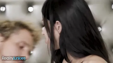 Hermanito, deja de tocarme el coño por favor que me voy a correr .. !!