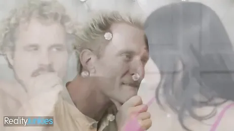 Hermanito, deja de tocarme el coño por favor que me voy a correr .. !!