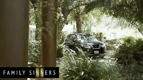 La vecina divorciada tiene sexo con el hijo de la vecina, menuda zorra