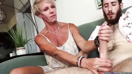 Pilla al novio de su hija pajéandose en casa: se la termina ella misma!