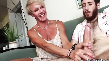 Pilla al novio de su hija pajéandose en casa: se la termina ella misma!