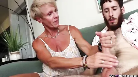 Pilla al novio de su hija pajéandose en casa: se la termina ella misma!