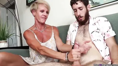 Pilla al novio de su hija pajéandose en casa: se la termina ella misma!