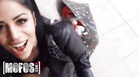 Jordi El Nino Polla se liga a una chica rumana en la calle y tiene sexo con ella