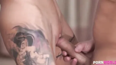 Me masturba fuerte con sus dedos y acabo de correrme a chorros joder !!