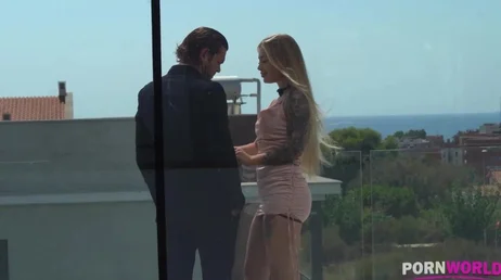 Es tu hijastra joder, qué coño haces mirándola el culo? eres un cerdo !!