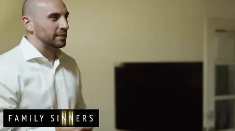 Kenna James olvida a su novio teniendo sexo duro con su padrastro