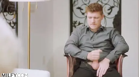 Me llevo al becario a casa .., y le obligo a que me coma el coño .. !!