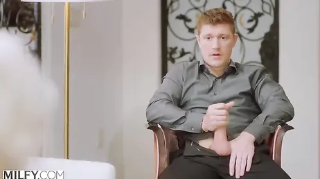 Me llevo al becario a casa .., y le obligo a que me coma el coño .. !!