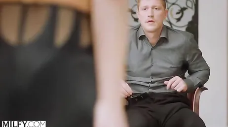 Me llevo al becario a casa .., y le obligo a que me coma el coño .. !!