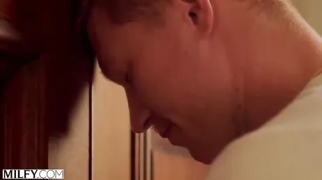 Me llevo al becario a casa .., y le obligo a que me coma el coño .. !!