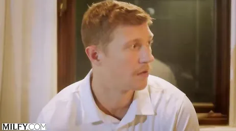 Me llevo al becario a casa .., y le obligo a que me coma el coño .. !!