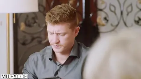 Me llevo al becario a casa .., y le obligo a que me coma el coño .. !!