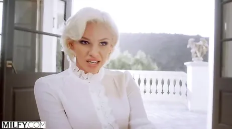 Me llevo al becario a casa .., y le obligo a que me coma el coño .. !!