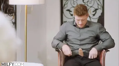 Me llevo al becario a casa .., y le obligo a que me coma el coño .. !!