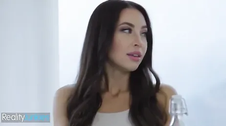 Mamá antes de irse a trabajar pasa por mi habitación para follarme ... !!