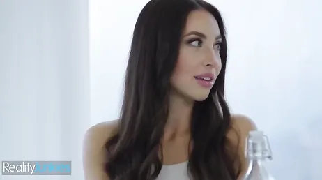 Mamá antes de irse a trabajar pasa por mi habitación para follarme ... !!