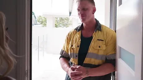 Rubia infiel se folla al electricista mientras su pobre novio está trabajando