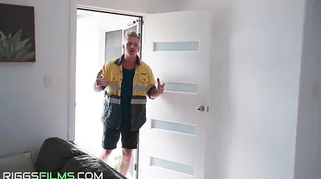 Rubia infiel se folla al electricista mientras su pobre novio está trabajando