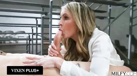 Todo jovencito quiere metérsela siempre a una mamá como Gigi Dior