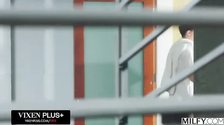 Todo jovencito quiere metérsela siempre a una mamá como Gigi Dior