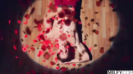 Todo jovencito quiere metérsela siempre a una mamá como Gigi Dior