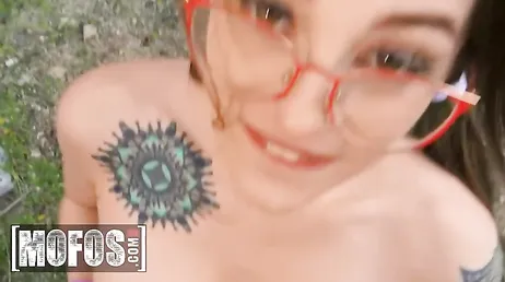 Pero querida Maddy May, que haces chupándosela a tú chico en el parque?