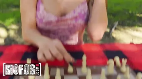 Pero querida Maddy May, que haces chupándosela a tú chico en el parque?