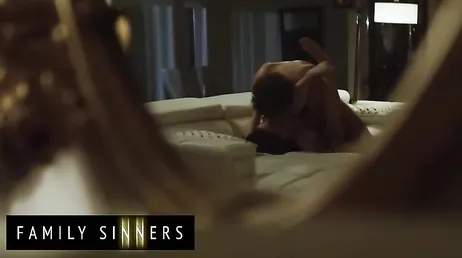 Menuda mamada me está haciendo y además, mirar que coñito tiene joder ...