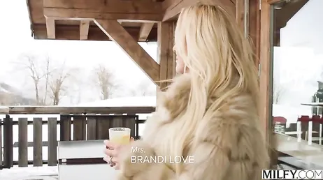 Enseñarme vuestras pollas jovencitos, quiero las dos bien dentro de mi coño