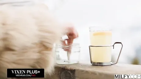 Enseñarme vuestras pollas jovencitos, quiero las dos bien dentro de mi coño