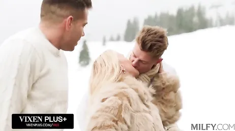 Enseñarme vuestras pollas jovencitos, quiero las dos bien dentro de mi coño