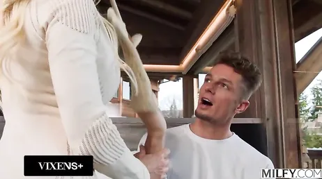 Enseñarme vuestras pollas jovencitos, quiero las dos bien dentro de mi coño