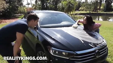 Mamá está para follarla incluso cuando se pone a lavar el coche ...