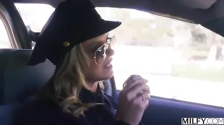 Pero que coño hace esa agente de policía liándose con un ladronzuelo ..?